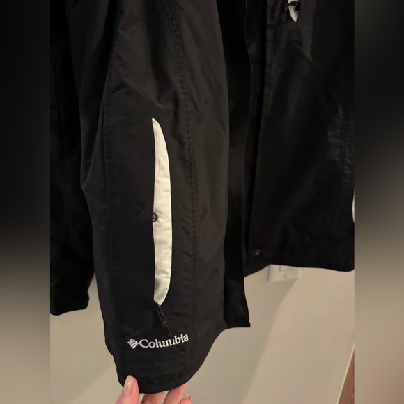 Columbia Women’s Omni Tech Ski Jacket with detachable hood - Picture 5 of 7